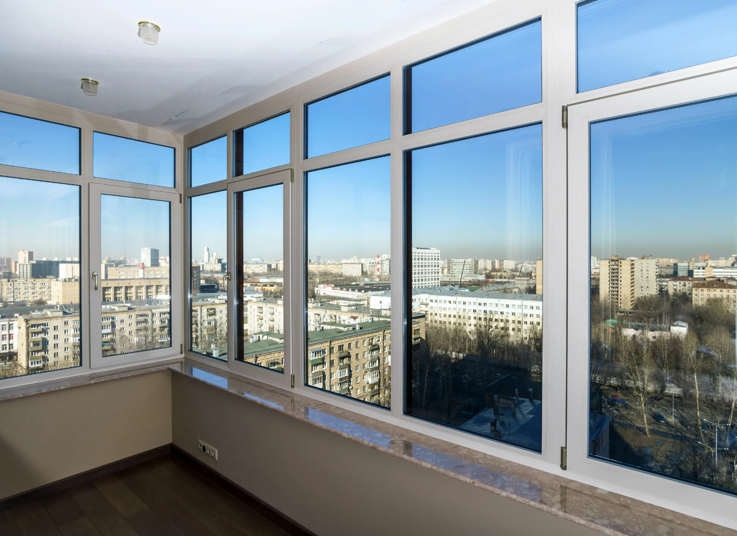 Окна недорого балкон. Остекление ПВХ VEKA балкон. Пластиковое панорамное остекление. Алюминиевые панорамные окна.